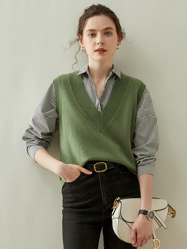 V-neck Heavy Knit Vest in Green